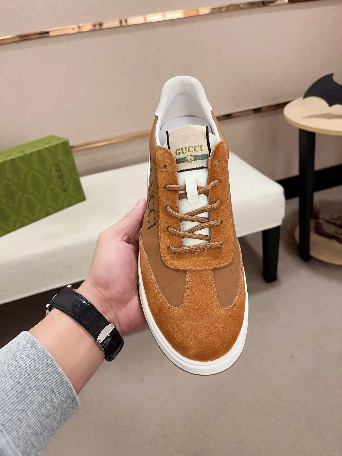 Men's shoes 💰 462 💰 High-quality new GUCCI counters are launched simultaneously. The new men's shoes, 😘fabrics are selected from imported cowhide, and the lining is sheepskin lining. 👍🏿 High-end ☄️ air-cushion molded anti-slip rubber outsole, exquisite lines, simple and elegant, comfortable and high-end for leisure travel. Code number: 38 to 44 (45 can be customized and cannot be returned or exchanged)